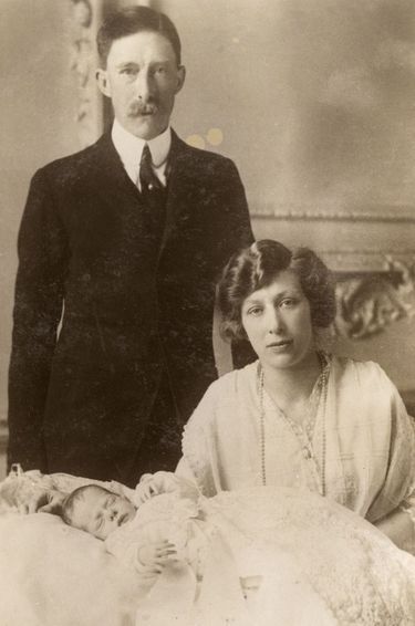 La princesse Mary et Henry Lascelles avec leur premier enfant, George, en 1923