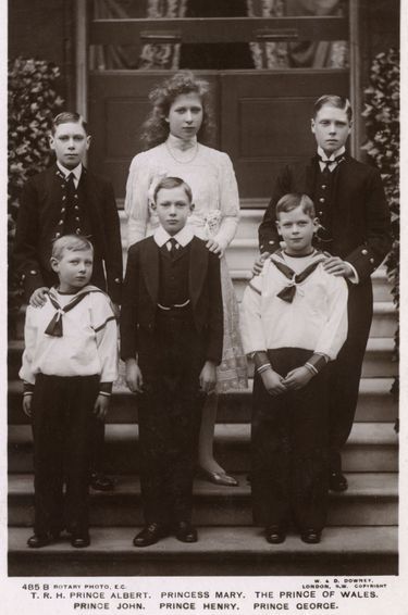 La princesse Mary avec ses cinq frères, en 1912