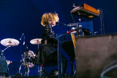 Régine Chassagne d'Arcade Fire sur la scène de l'AccorArena, à Paris le jeudi 15 septembre 2022.