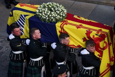 Le cercueil de la reine Elizabeth II recouvert du Royal Standard d’Ecosse à Edimbourg, le 12 septembre 2022