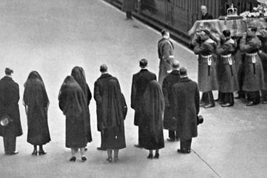 Le cercueil du roi George V est accueilli à la gare de Paddington à Londres, le 28 janvier 1936, par sa veuve la reine Mary, leur fille la princesse Mary et leurs belles-filles