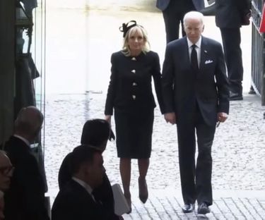 Le président américain, Joe Biden, est arrivé tenant la main de son épouse, Jill.