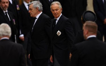 Tony Blair et Gordon Brown, les deux Premiers ministres travaillistes, respectivement de 1997 à 2007 et de 2007 à 2010, sont assis au même endroit que tous les autres Premiers ministres qu'a connus Elizabeth II.