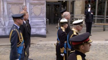 Derrière le cercueil, les fils et la fille d'Elizabeth II.