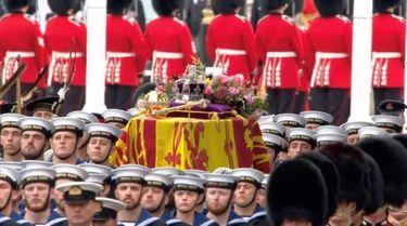 Le cercueil de la reine arrive, en procession, à l'abbaye.