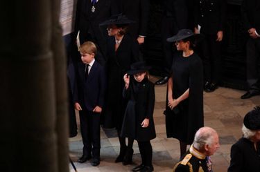 Les deux enfants du prince William dans l'abbaye.