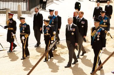 Les enfants et les petits enfants d'Elizabeth II suivent le cercueil dans sa lente procession.