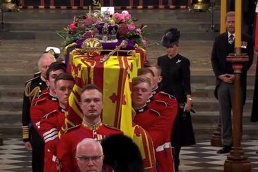 Le cercueil de la Reine quitte l'abbaye de Westminster. 