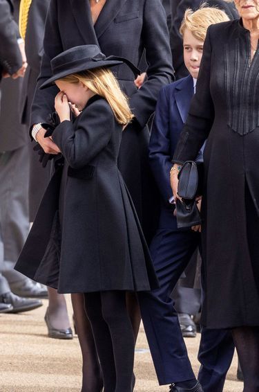 Charlotte, en larmes, à la sortie de la messe à Westminster.