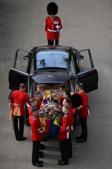 Le cercueil de la reine Elizabeth II porté par les gardes.
