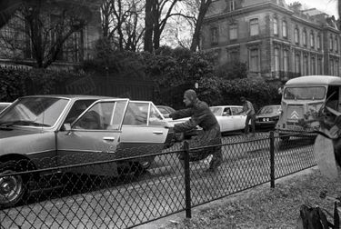 Le 25 janvier 1978 a lieu la reconstitution de l’enlèvement qui s’est produit deux jours plus tôt, avenue Foch à Paris. Alors que la Peugeot 604 du baron vient de démarrer, un cyclomoteur lui fait une queue de poisson, puis trois hommes armés sortent d’une Estafette bleue garée un peu plus loin.