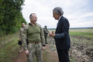 BHL et le général Oleksandr Syrskyi, artisan de la défense de Kiev et de la contre-offensive dans l’est, près de Balakliïa, dans l’oblast de Kharkiv