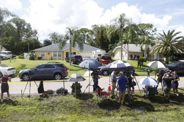 Les médias devant le domicile de Brian Laundrie et ses parents, en Floride, le 20 septembre 2021.