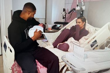 Tristan Thompson et Khloé Kardashian à la maternité, quelques instants après la naissance de leur fils.