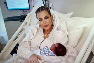 Khloé Kardashian à la maternité, quelques instants après la naissance de son fils.