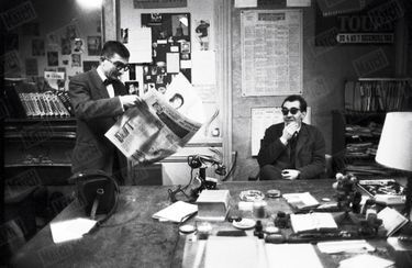 Avec Claude Chabrol, le 25 mars 1959, dans les bureaux des «Cahiers du cinéma », fondés en 1951 et dont ils sont parmi les principaux contributeurs, avec François Truffaut, Jacques Rivette ou Éric Rohmer.
