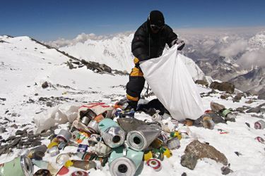 C’est la plus haute décharge de la planète. Les sherpas font le ménage au pied de l’Everest car les alpinistes qui se lancent à l’assaut du Toit du monde y abandonnent leurs déchets. Bouteilles d'oxygène, cordes, tentes, car-touches de gaz, canettes, conserves, vêtements… jonchent le sol et finissent par le polluer. Ce 23 mai 2010, à 8 000 mètres d’altitude, les vingt sherpas népalais mobilisés pour cette opération de nettoyage ont collecté 2 tonnes de déchets.