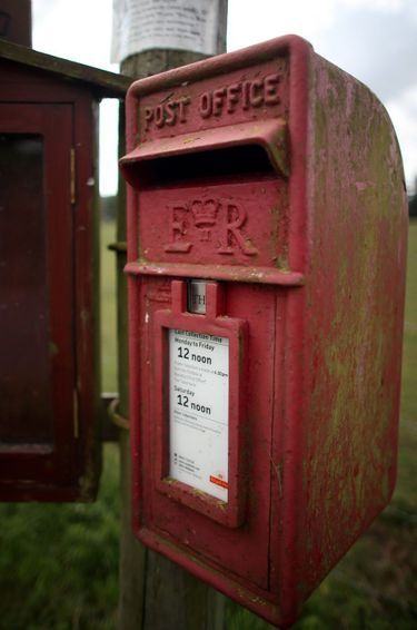 Boîte aux lettres portant le monogramme de la reine Elizabeth II à Dorset, en 2013