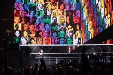 Roger Waters est installé sur une scène centrale, permettant au public d’être au plus près de l’action.