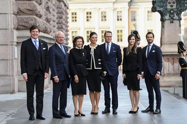 La famille royale de Suède avec le président du Parlement Andreas Norlen à Stockholm le 27 septembre 2022 pour la rentrée parlementaire
