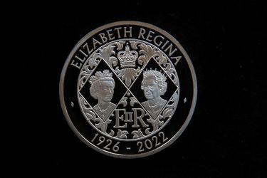 Le dos de la pièce commémorative de 5 livres avec les portraits d'Elizabeth II, dévoilée le 29 septembre 2022 par la Royal Mint.