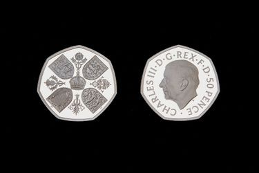 La nouvelle pièce de 50 pence à l'image du roi Charles III, dévoilée le 29 septembre 2022 par la Royal Mint.