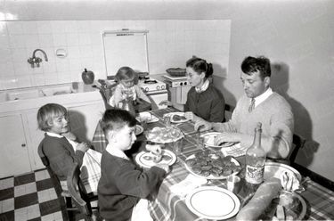 En 1959, il a déjà fait fortune mais déjeune toujours dans la cuisine. Avec sa femme, Hélène, et leurs trois enfants : Michel (l’héritier), 7 ans, Hélène, 6 ans, et Isabelle, 3 ans. À Landerneau.