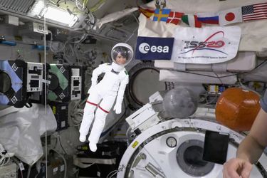 La Barbie «Samantha Cristoforetti», flottant en apesanteur à bord de l'ISS.