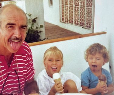 Sean Connery à Marbella avec les petites-filles de Micheline, Stéphanie (la réalisatrice, au centre) et sa sœur Ève-Anna.