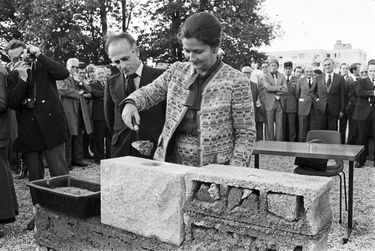 Pose de la première pierre du centre hospitalier de Quimper en novembre 1977. Dans les camps, Simone Veil a dû apprendre la maçonnerie.
