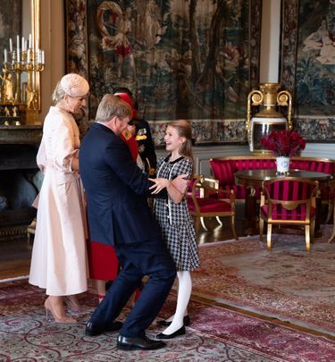 La princesse Estelle ravie de retrouver son parrain le roi Willem-Alexander des Pays-Bas, au Palais royal à Stockholm le 11 octobre 2022