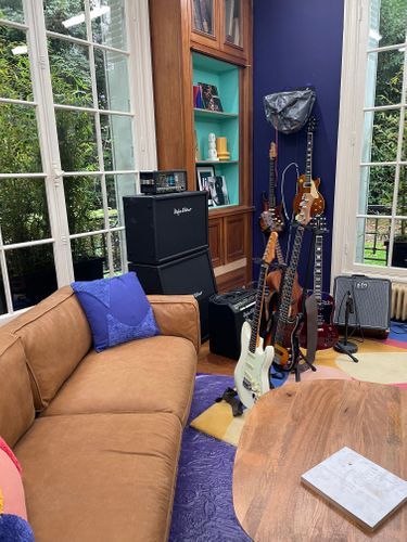 Une autre photo du salon où s'accumulent déjà les guitares.