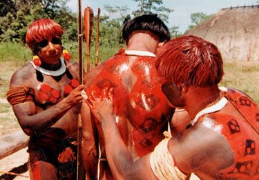 La Transamazonienne, qui a drainé dans son sillage 500000colons, menace directement le mode de vie traditionnel des Indiens.
