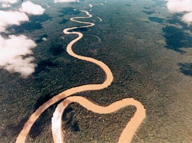 Vue aérienne d’un des affluents du fleuve Amazone, le rio Xingu. La route, qui ne traverse pas le fleuve Amazone, enjambe huit de ses affluents.