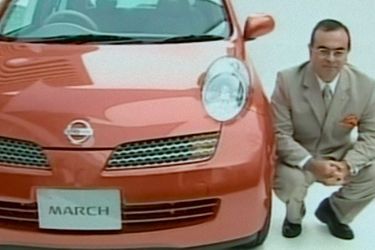 Carlos Ghosn au côté d'une voiture Nissan