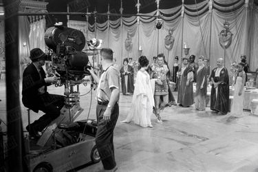 Main dans la main, Elizabeth Taylor et Richard Burton dans le costume de Marc Antoine.