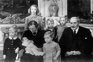 La reine Alexandrine et le roi Christian X avec leurs petits-enfants en 1946. Le princesse Margrethe est à la droite de son grand-père.