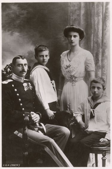 La reine Alexandrine avec son mari le roi Christian X et leurs deux fils, les princes Frederik et Knud, en 1915