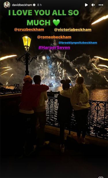 David et son épouse Victoria Beckham en compagnie de leurs enfants, Cruz et Harper, à Disney World en Floride.