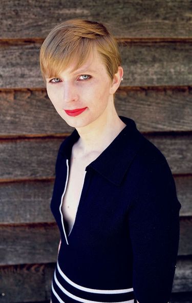 Rouge à lèvre et décolleté :
le 18 mai 2017, lendemain de sa sortie de prison, Chelsea Manning poste son portrait sur les réseaux sociaux.