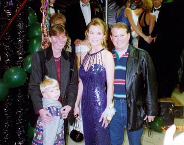 Bradley, le petit blondinet, avec sa mère, Susan, son père, Brian, et sa sœur, Casey.