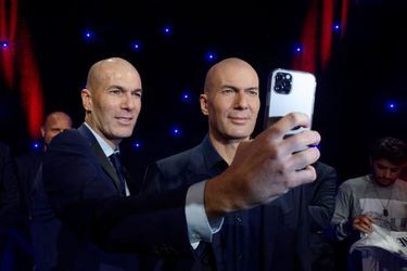 Zinédine Zidane s'offre un selfie avec son double de cire, au musée Grévin, à Paris, le 24 octobre 2022.