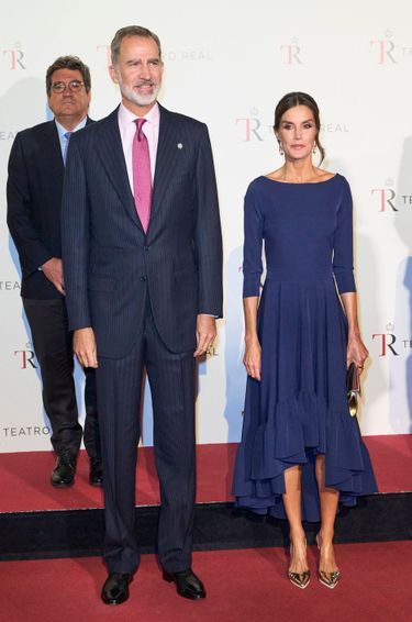 La reine Letizia d’Espagne, dans une robe Miphai, avec le roi Felipe VI à Madrid, le 24 octobre 2022