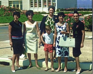 1964: avant de s’envoler pour la France, il pose entouré des femmes de sa vie : deux de ses tantes, sa grand-mère, sa mère et sa tante Francine.