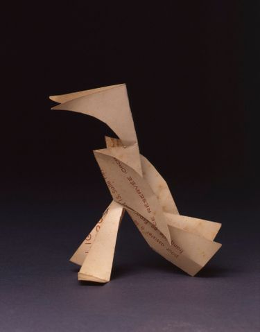 «Oiseau », 1947-1948. Pour Maya, il confectionne de petits personnages, des animaux en papier, en bois, qu’il fait s’animer dans de petits théâtres.