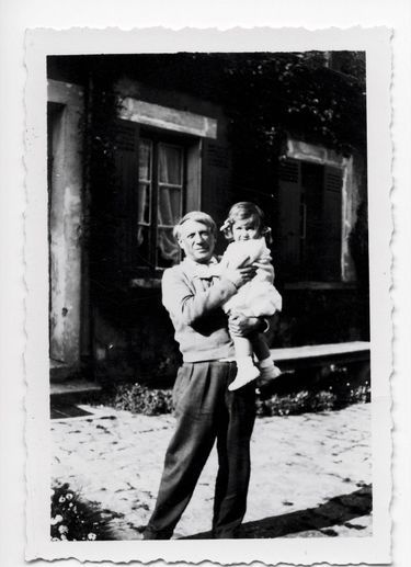 Picasso et Maya, le 25 février 1937 au Tremblay-sur-Mauldre, situé à 45 kilomètres de Paris, où Marie-Thérèse Walter, la mère de Maya, emménage avec sa fille en 1936. La maison, pourvue d’un grand atelier, leur a été prêtée par le marchand d’art Ambroise Vollard.