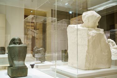 Taillées dans le bloc : la statue-cube d'Imenemipet (à g.), 780-656 av. J.-C., côtoie 