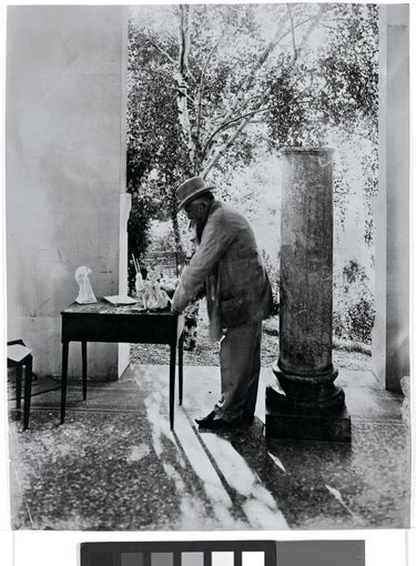 Auguste Rodin vers 1912, devant le pavillon de l'Alma qu'il a fait reconstruire dans le parc de sa villa des Brillants, à Meudon.