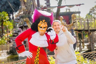 Antoine Griezmann et le Capitaine Crochet , à Disneyland Paris.