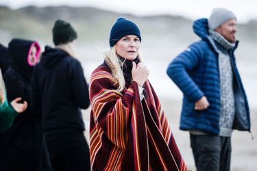 La princesse Mette-Marit de Norvège venue encourager sa fille sur la plage de Borestranda, sur la côte de Jæren, le 28 octobre 2022